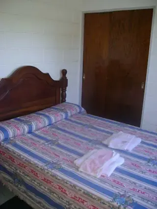 DEPTOS AMPLIO EN COMPLEJO. CON PILETA. COCHERA Y ASADOR EXCLUSIVO. A 3 CUADRAS DEL LAGO SAN ROQUE EN BARRIO RESIDENCIAL foto 2