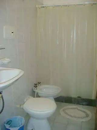 DEPTOS AMPLIO EN COMPLEJO. CON PILETA. COCHERA Y ASADOR EXCLUSIVO. A 3 CUADRAS DEL LAGO SAN ROQUE EN BARRIO RESIDENCIAL foto 3