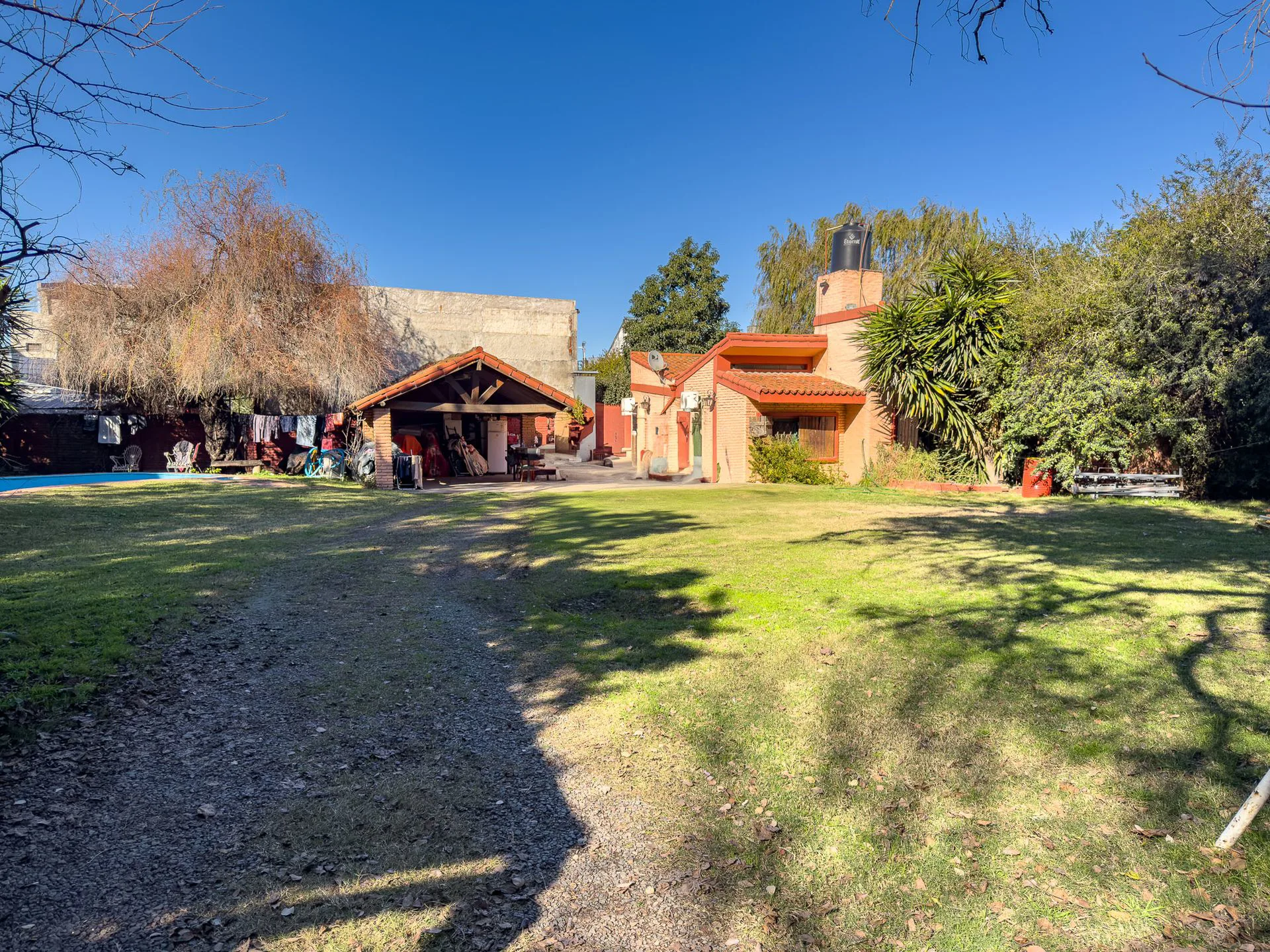 CASA QUINTA - LOTE DE 928 M² CON PILETA