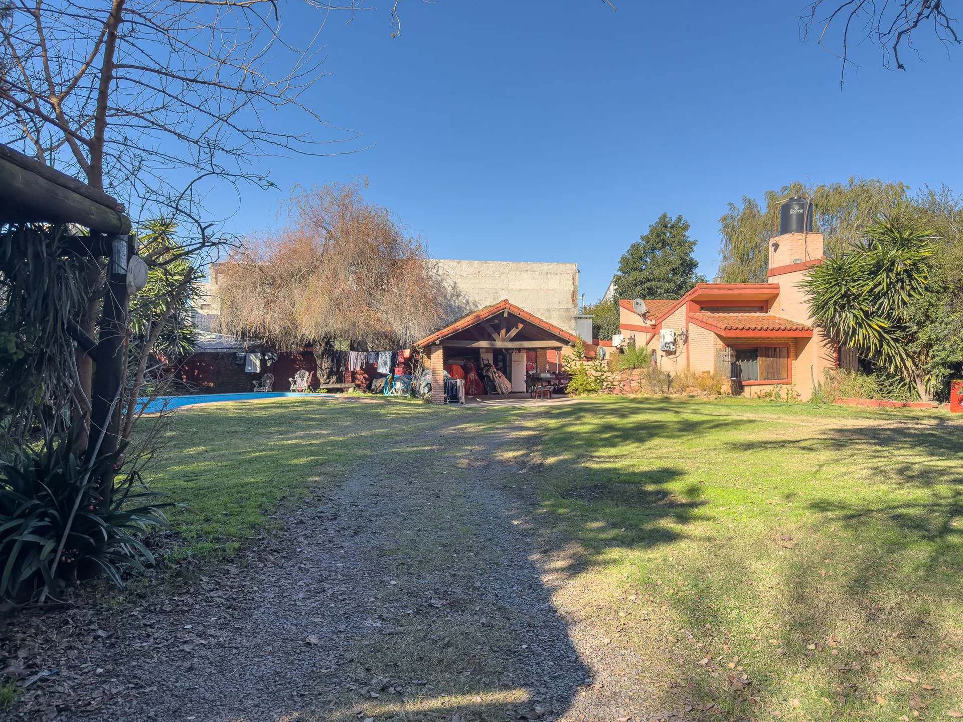CASA QUINTA  -  LOTE DE 928 M² CON PILETA foto 4