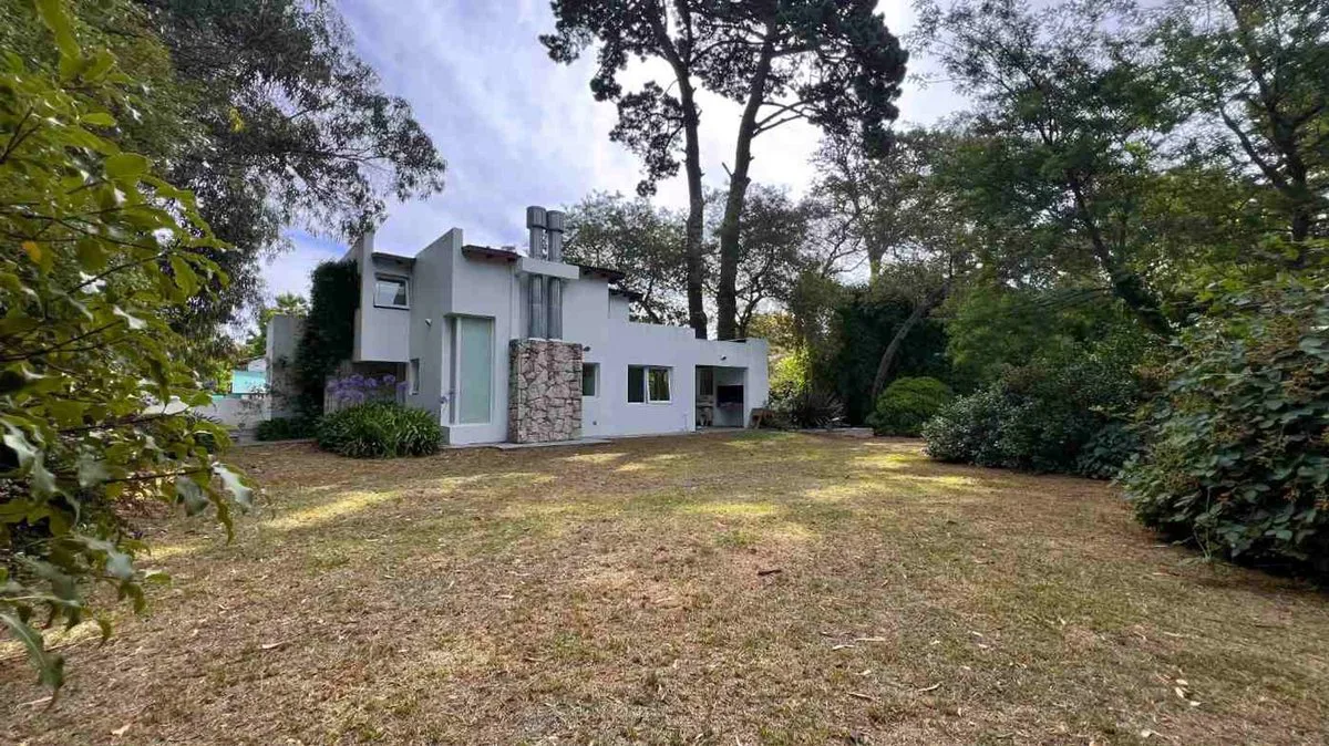 Venta casa 3 amb. sobre 2 lotes bosque P Ramos foto 2