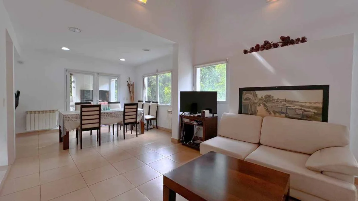 Venta casa 3 amb. sobre 2 lotes bosque P Ramos foto 3