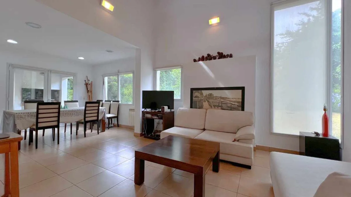 Venta casa 3 amb. sobre 2 lotes bosque P Ramos foto 4