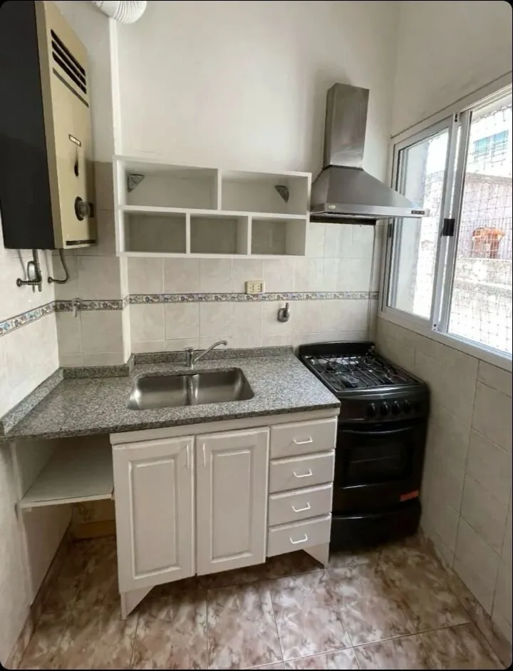 Oportunidad! Se vende un departamento de 2 ambientes al frente con balcón - Balvanera foto 3