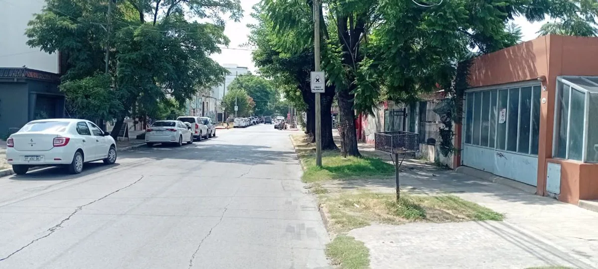EXCELENTE LOTE Y CASA A RECICLAR EN MORENO CENTRO foto 3