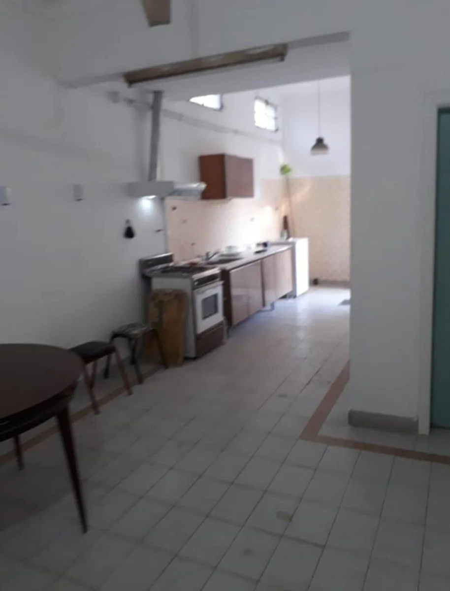 EXCELENTE LOTE Y CASA A RECICLAR EN MORENO CENTRO foto 5