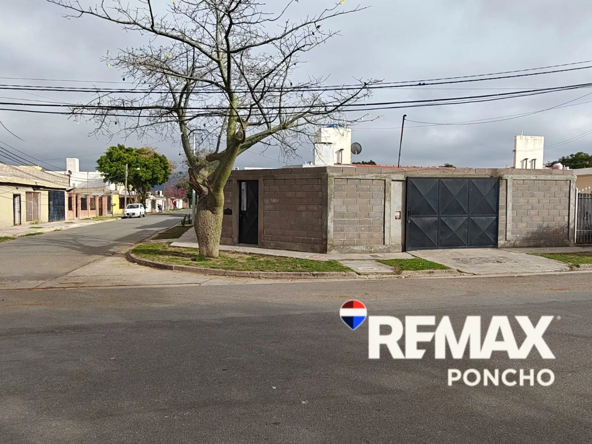 Venta - Exclusiva Casa en Esquina – Barrio 100 v foto 2