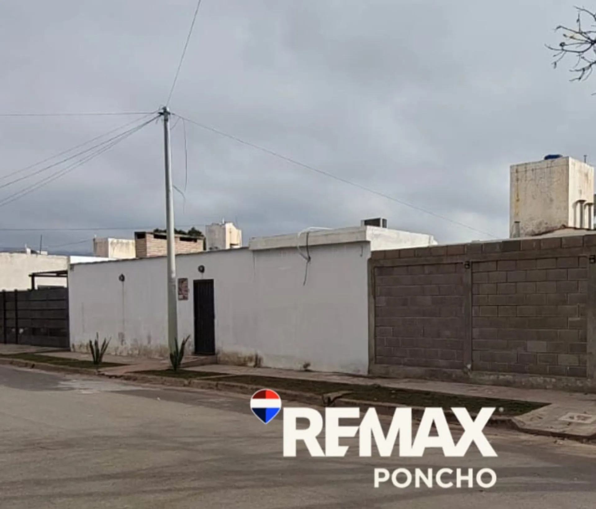 Venta - Exclusiva Casa en Esquina – Barrio 100 v foto 3