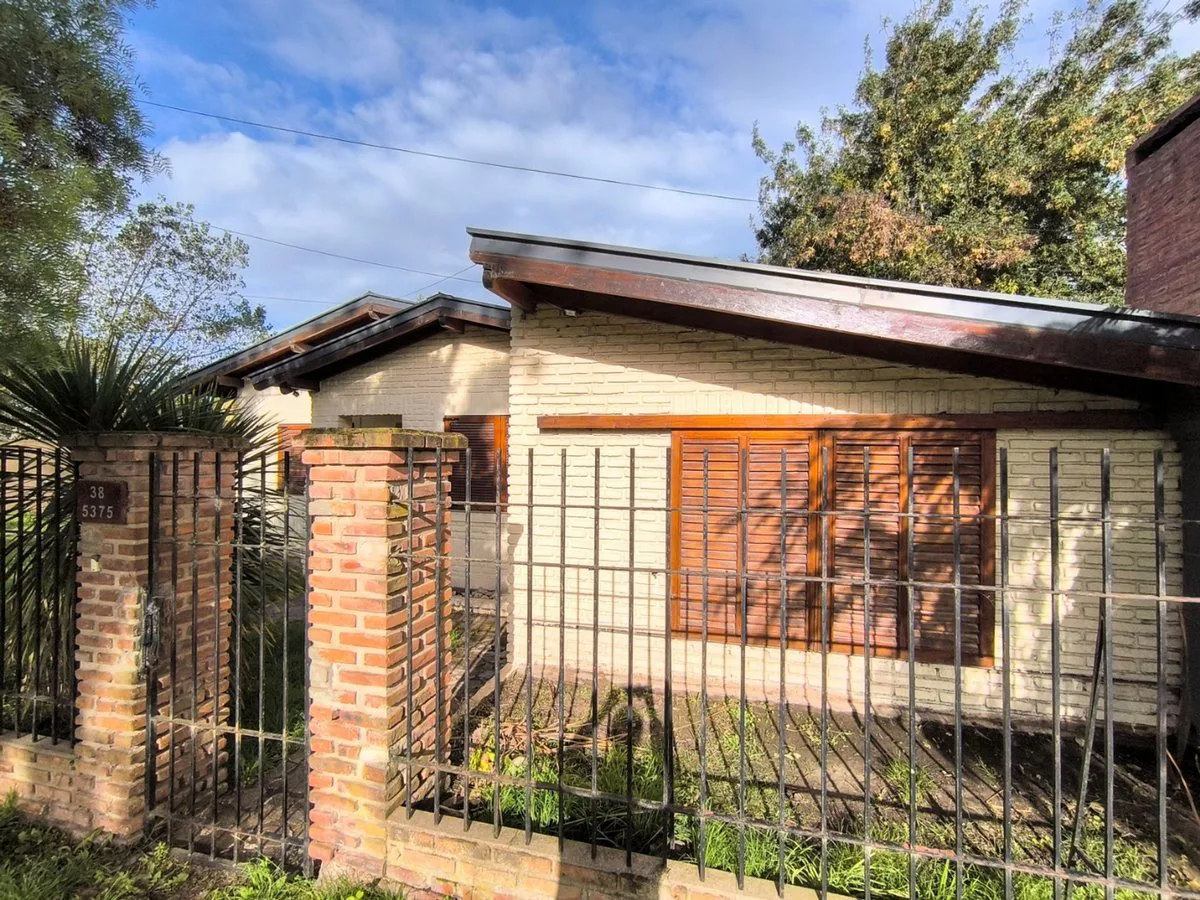 Venta Casa 3 ambientes c/pileta barrio Parque foto 2