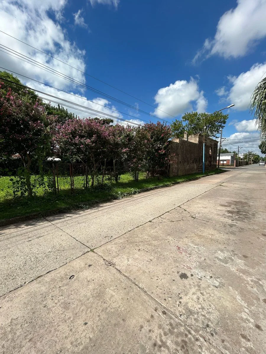 VENTA Esquina céntrica con edificación a demoler foto 2