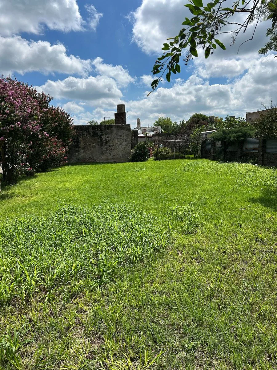 VENTA Esquina céntrica con edificación a demoler foto 3