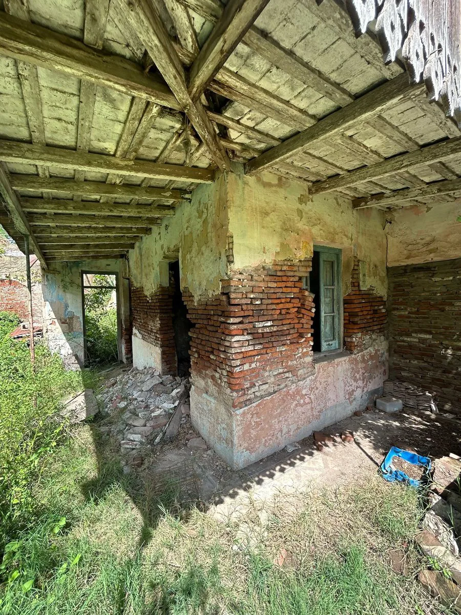 VENTA Esquina céntrica con edificación a demoler foto 4