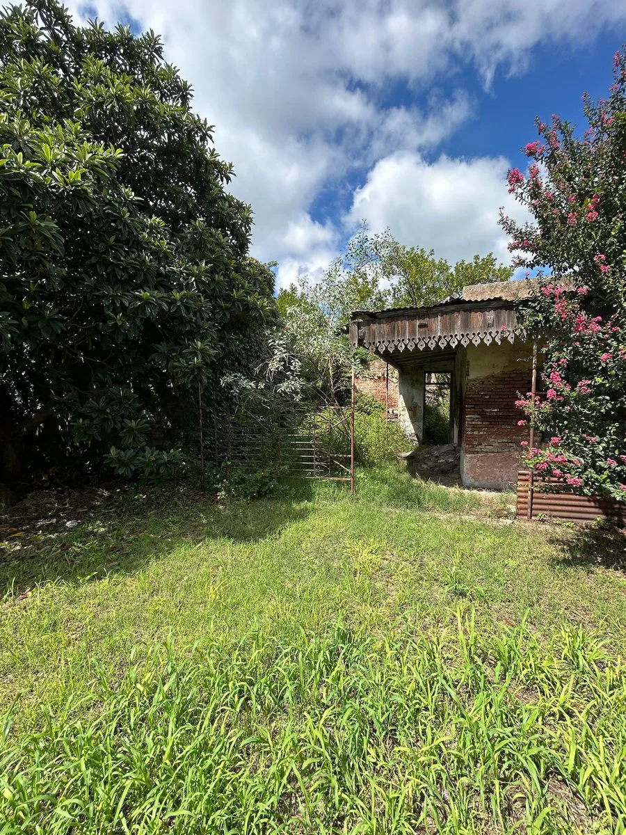 VENTA Esquina céntrica con edificación a demoler foto 5