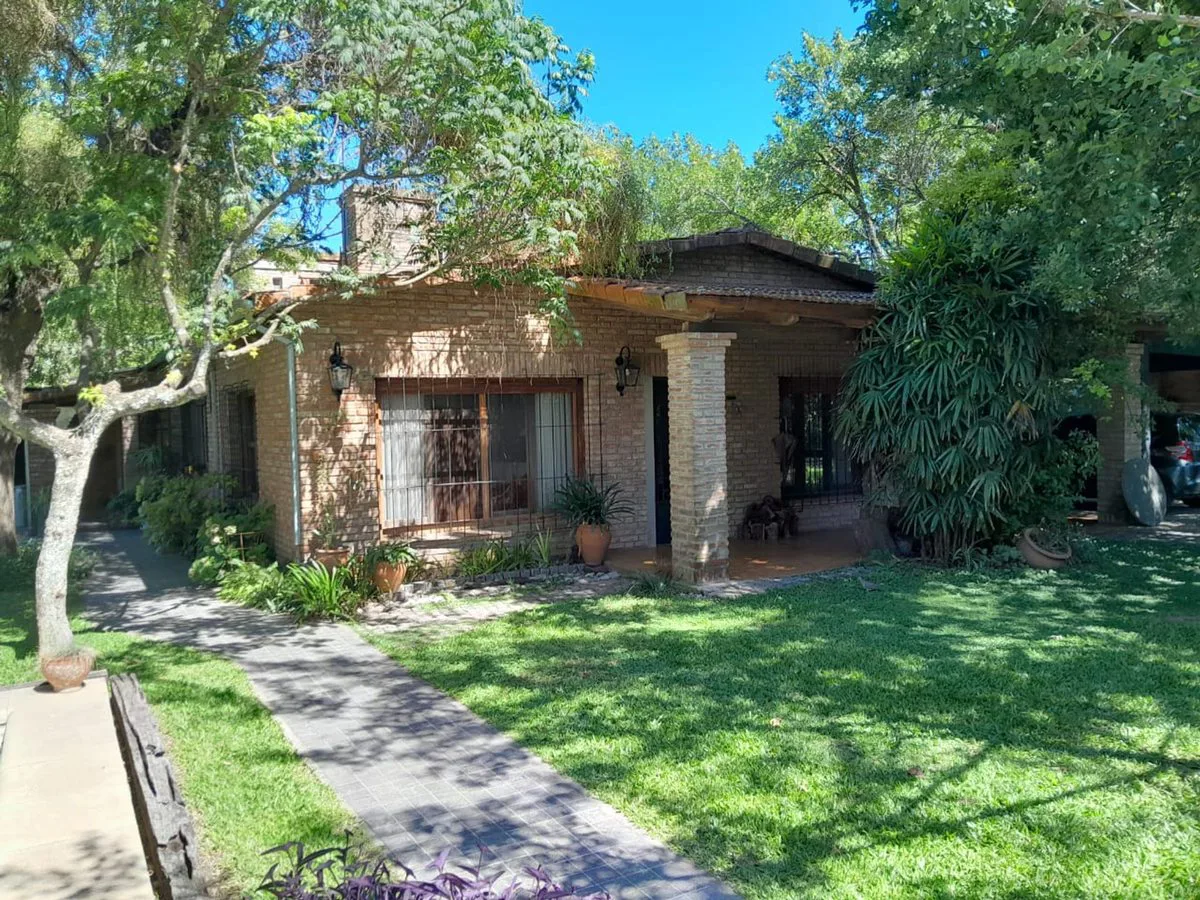 Venta casa Funes con pileta y dos plantas foto 2