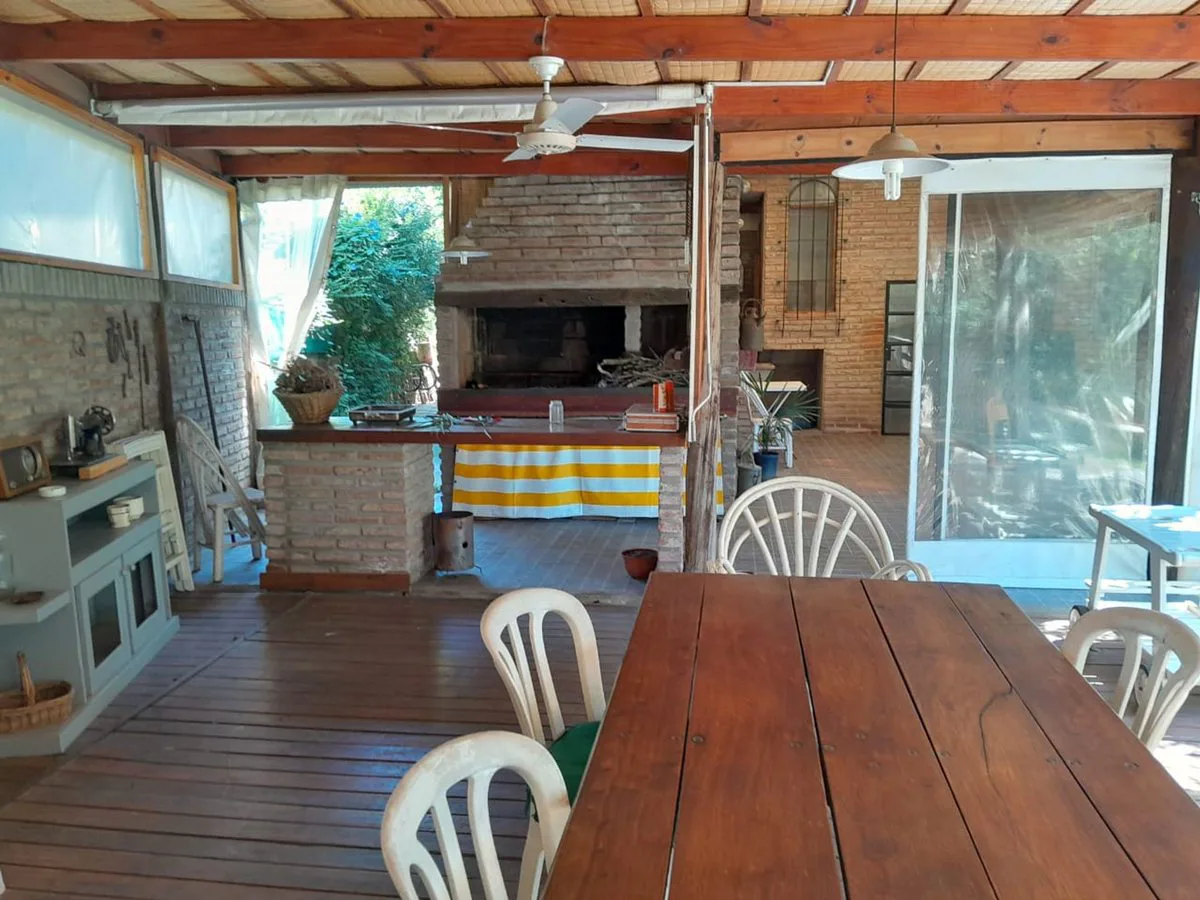 Venta casa Funes con pileta y dos plantas foto 4