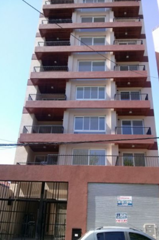 Excelente depto de 3 ambientes con cochera. Nuevo!! foto 1