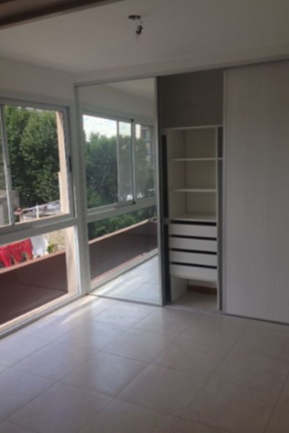 Excelente depto de 3 ambientes con cochera. Nuevo!! foto 4