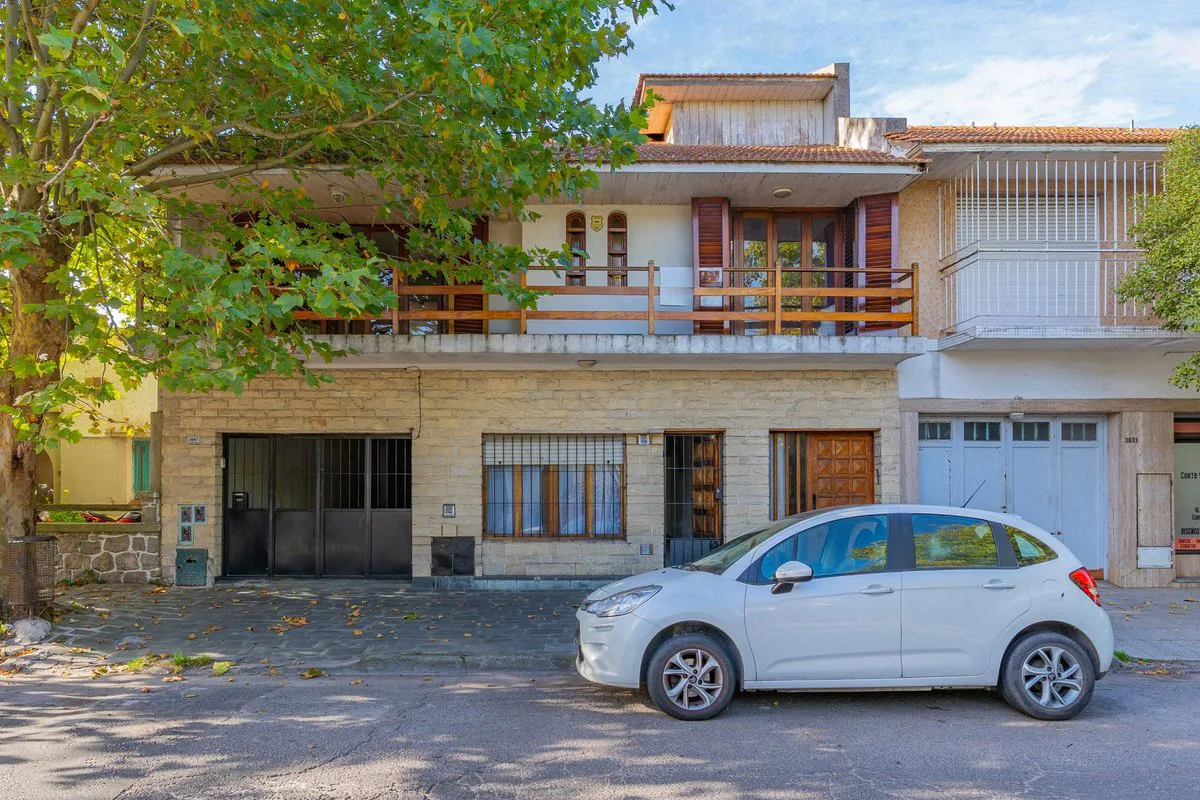 Venta casa en PH 4 ambientes  cochera La Perla foto 2