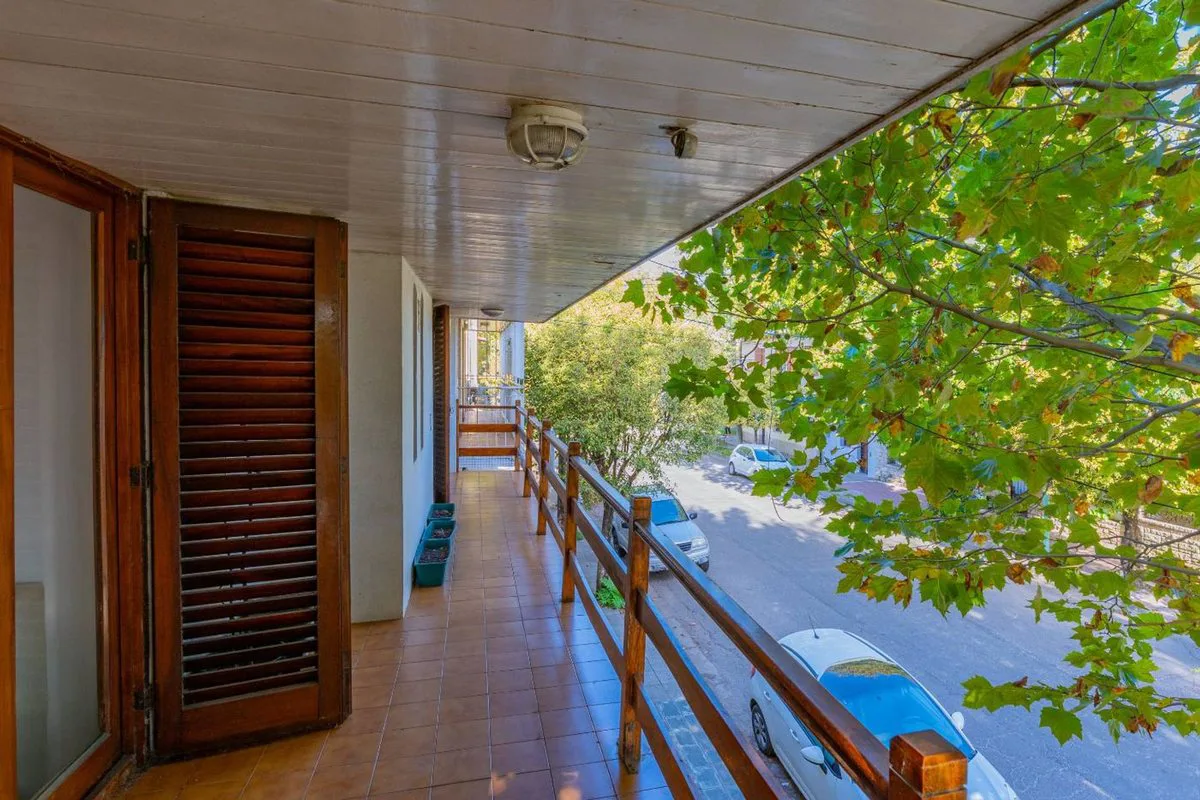 Venta casa en PH 4 ambientes  cochera La Perla foto 3