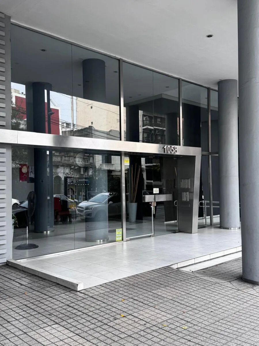 Exelente Departamento de 2 Amb y Cochera Venta en Av La Plata al 1000 a mts Subte E y Prox Trambus foto 2