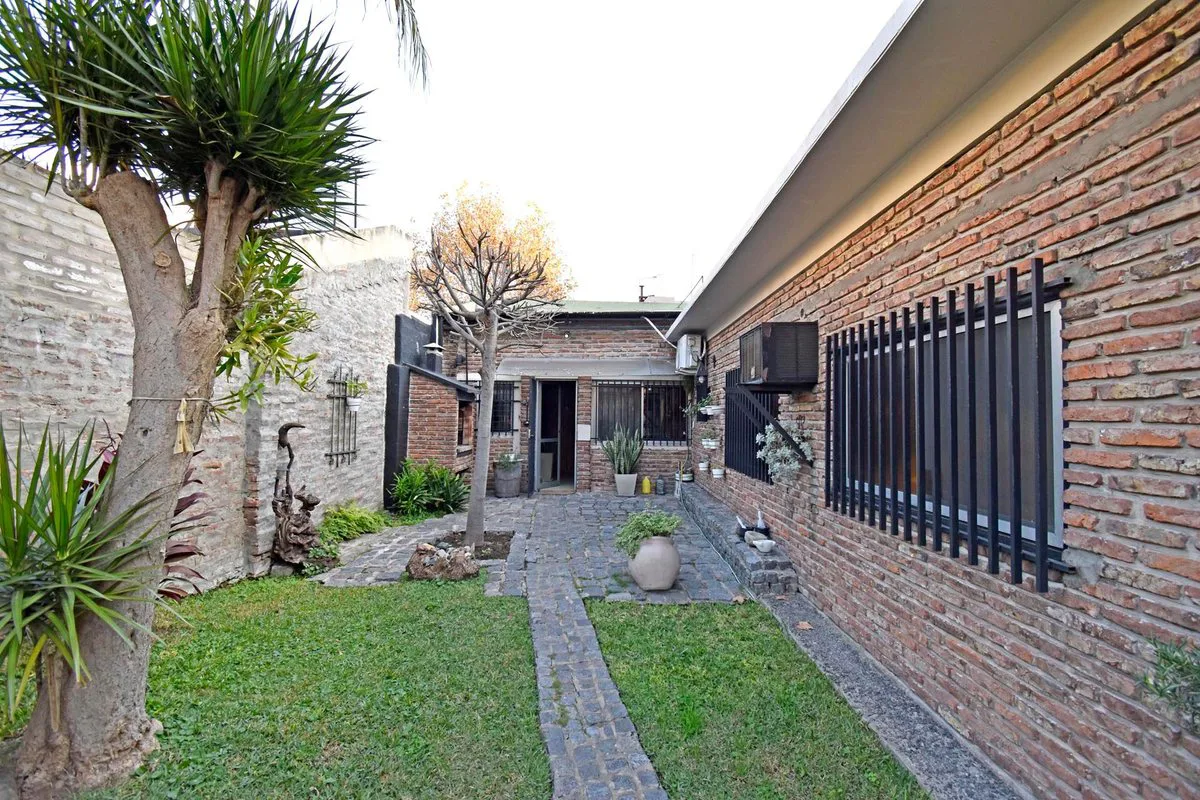 VENTA CASA  MULTIFAMILIAR EN ALBARIÑO 2162 CABA foto 3
