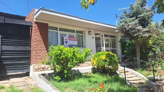 VENTA CASA 4 dormitorios a refaccionar Godoy Cruz