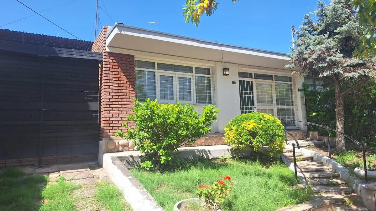 VENTA CASA 4 dormitorios a refaccionar Godoy Cruz foto 2