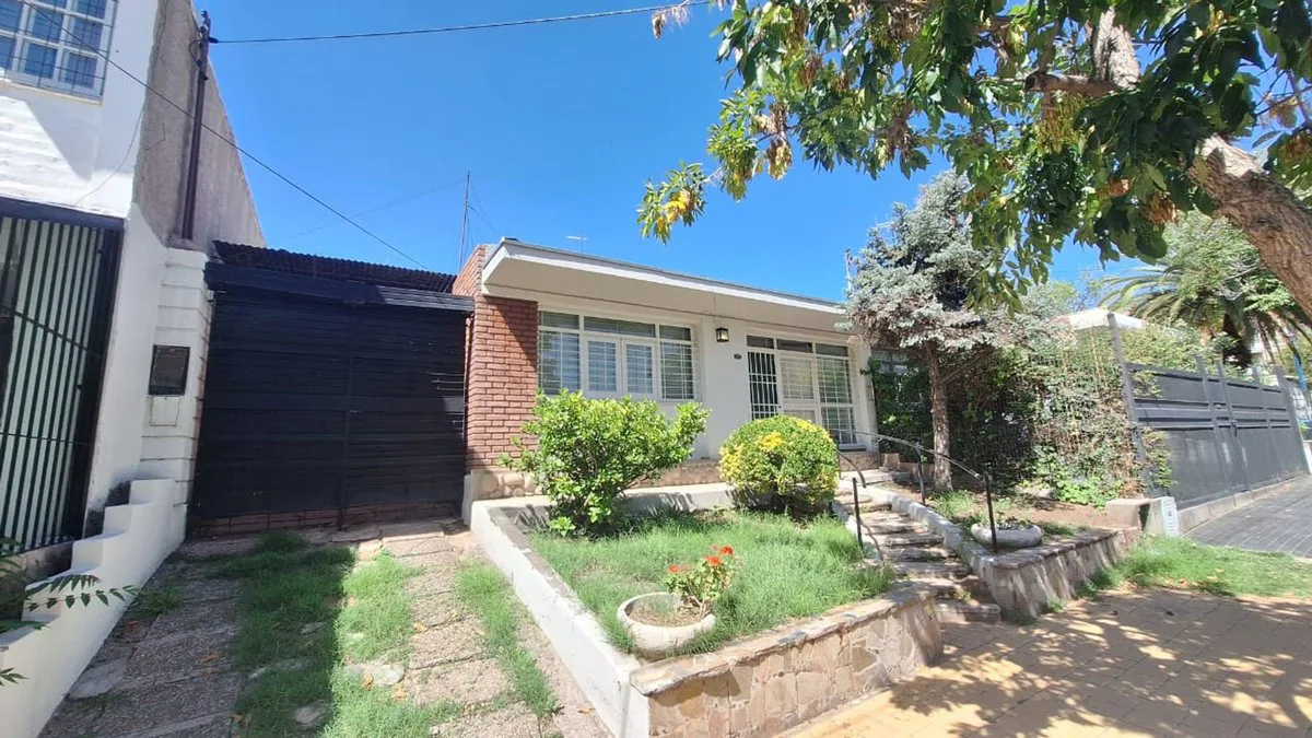 VENTA CASA 4 dormitorios a refaccionar Godoy Cruz foto 3
