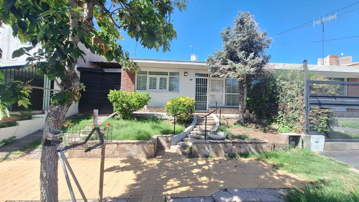 VENTA CASA 4 dormitorios a refaccionar Godoy Cruz foto 5