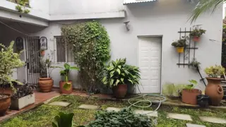 EXCELENTE PROPIEDAD CENTRICA CON SIETE UNIDADES FUNCIONALES CON ENTRADADE AUTOS Y FONDO LIBRE foto 1