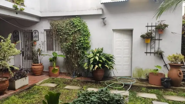 EXCELENTE PROPIEDAD CENTRICA CON SIETE UNIDADES FUNCIONALES CON ENTRADADE AUTOS Y FONDO LIBRE