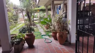EXCELENTE PROPIEDAD CENTRICA CON SIETE UNIDADES FUNCIONALES CON ENTRADADE AUTOS Y FONDO LIBRE foto 2