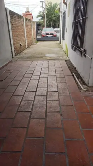 EXCELENTE PROPIEDAD CENTRICA CON SIETE UNIDADES FUNCIONALES CON ENTRADADE AUTOS Y FONDO LIBRE foto 3