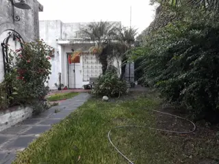 MUY BUENA CASA DE 3 AMBIENTES CON LOCAL foto 3