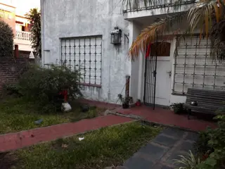 MUY BUENA CASA DE 3 AMBIENTES CON LOCAL foto 4