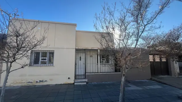 CASA EN VENTA  – Calle Villegas, pleno centro.