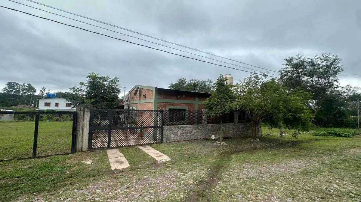 VENTA CASA LOS ALISOS 2 DORM+MONOAMBIENTE C/PILETA foto 2