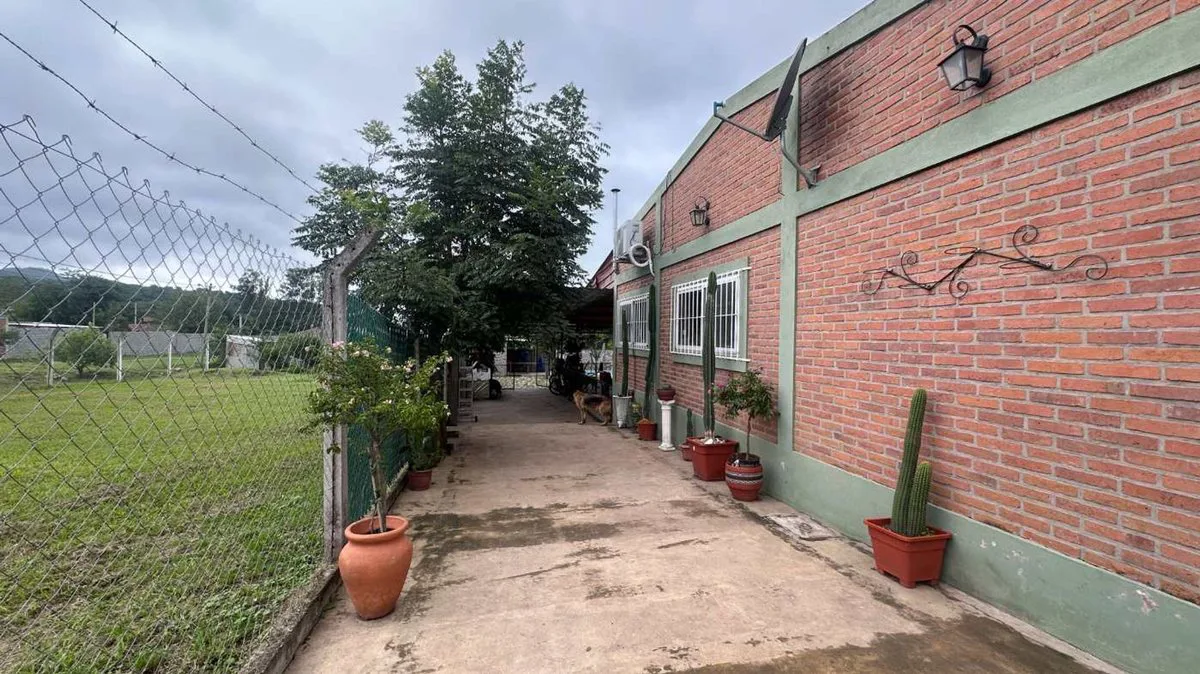 VENTA CASA LOS ALISOS 2 DORM+MONOAMBIENTE C/PILETA foto 3