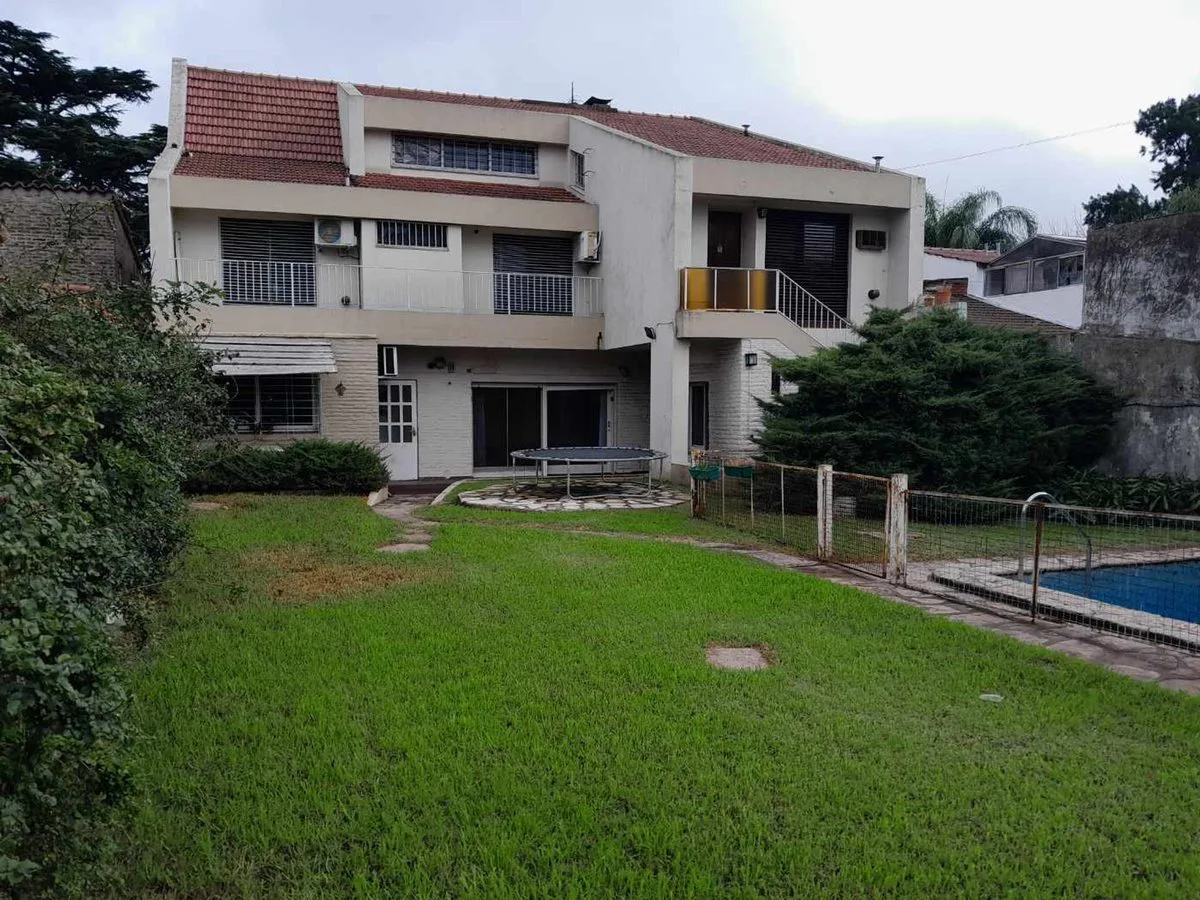 CASA 5 DORMITORIOS 3 BAÑOS APTA CREDITO 680 M2 TOT foto 2