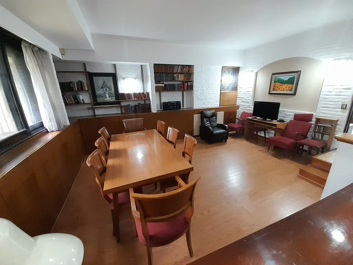 CASA 5 DORMITORIOS 3 BAÑOS APTA CREDITO 680 M2 TOT foto 3