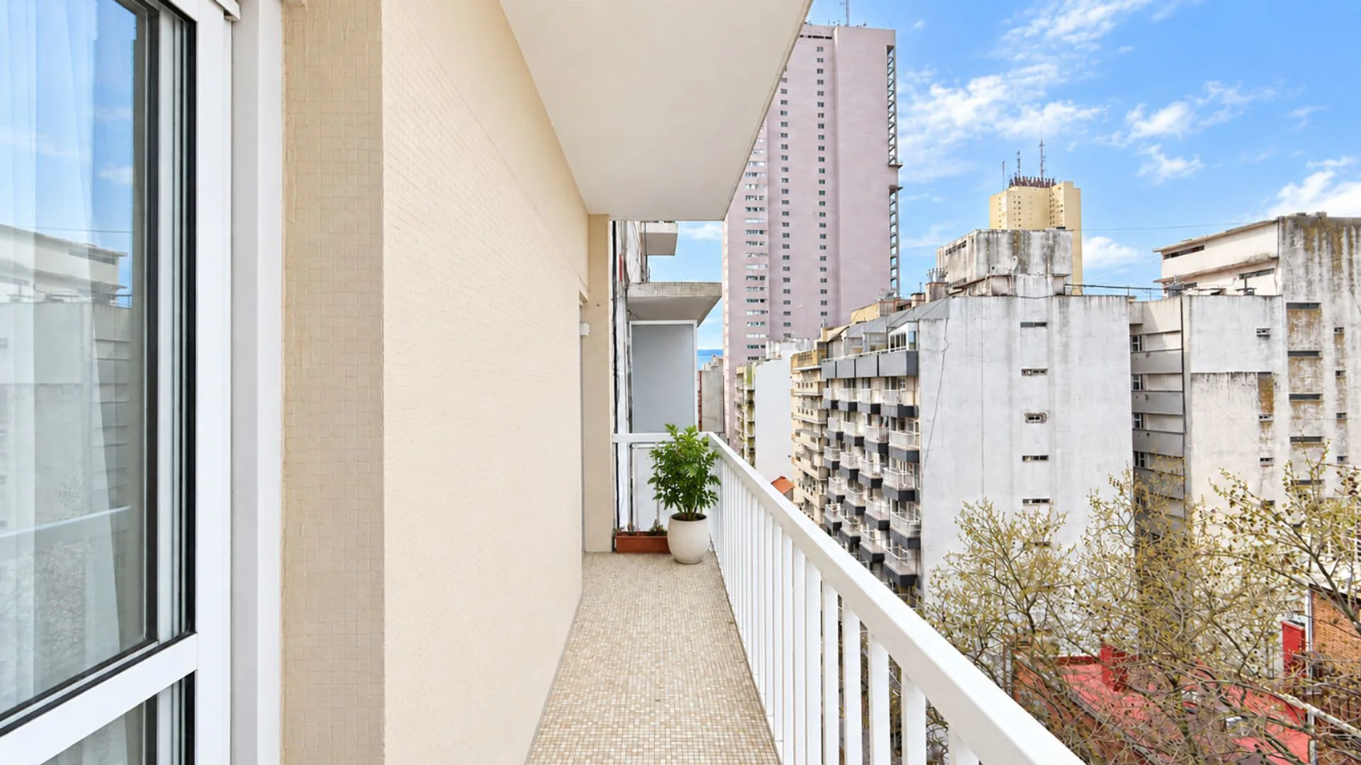 VENTA DEPTO 2 AMB ZONA GUEMES CON BALCON foto 2
