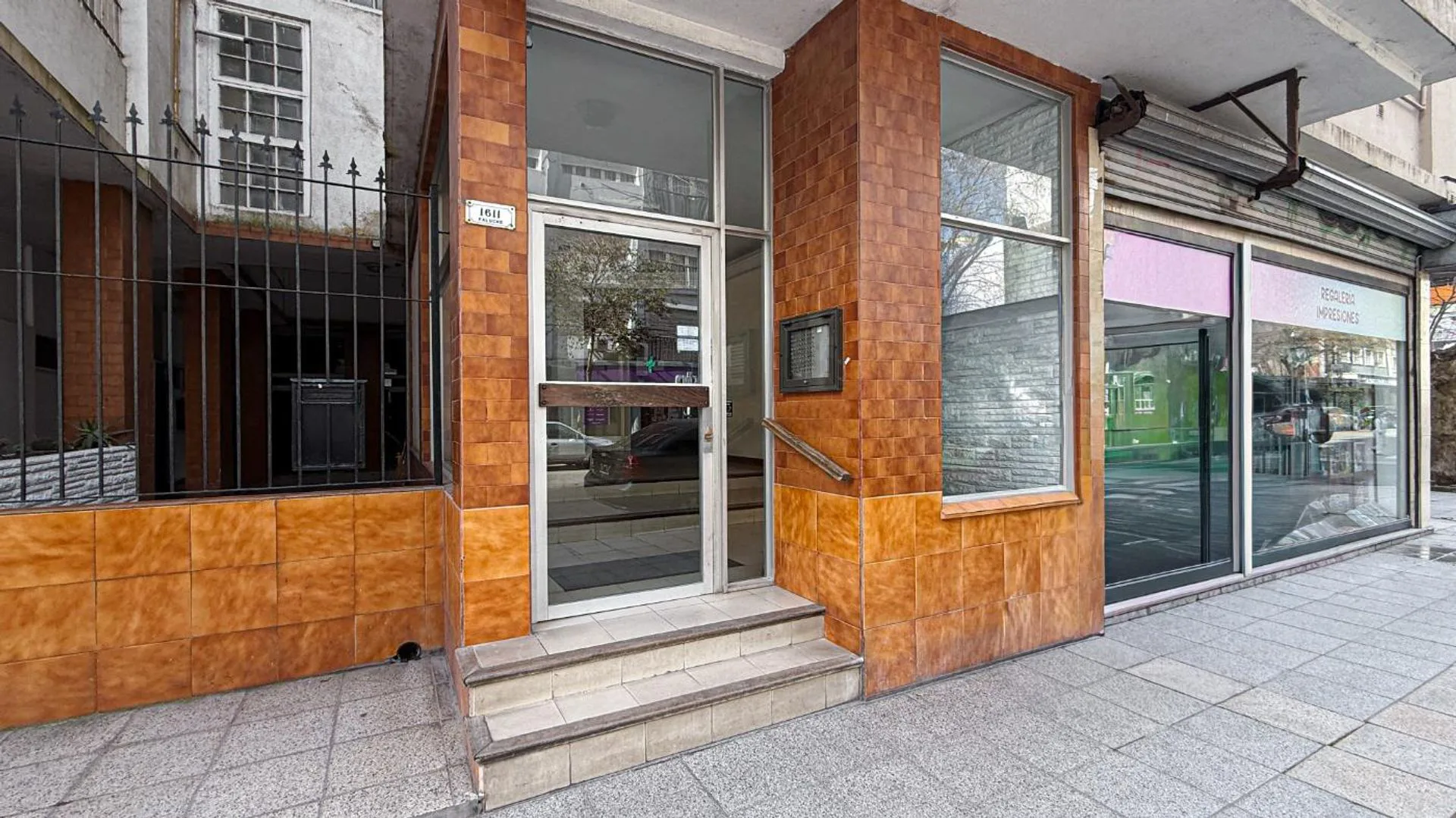 VENTA DEPTO 2 AMB ZONA GUEMES CON BALCON foto 3