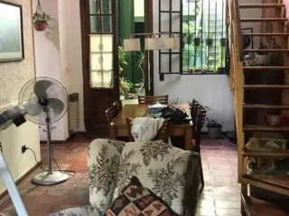 Gran casa de 5 ambientes, con patio y terraza c/parrilla foto 1