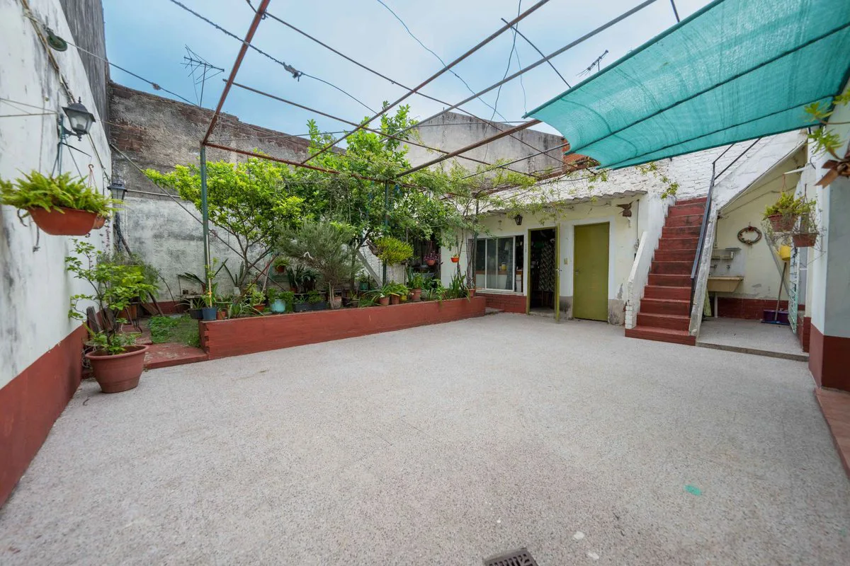 VENTA CASA 3 AMBIENTES EN CIUDADELA CON JARDIN foto 3
