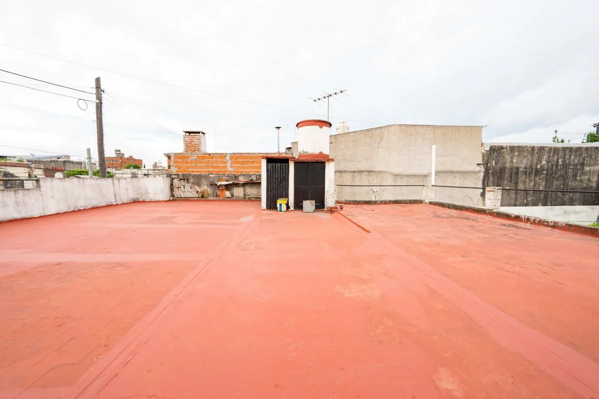 VENTA CASA 3 AMBIENTES EN CIUDADELA CON JARDIN foto 4