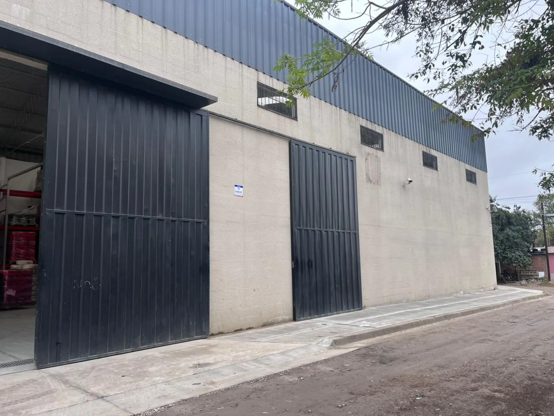 Venta galpón con oficina a mts de Avenida Arenales foto 3