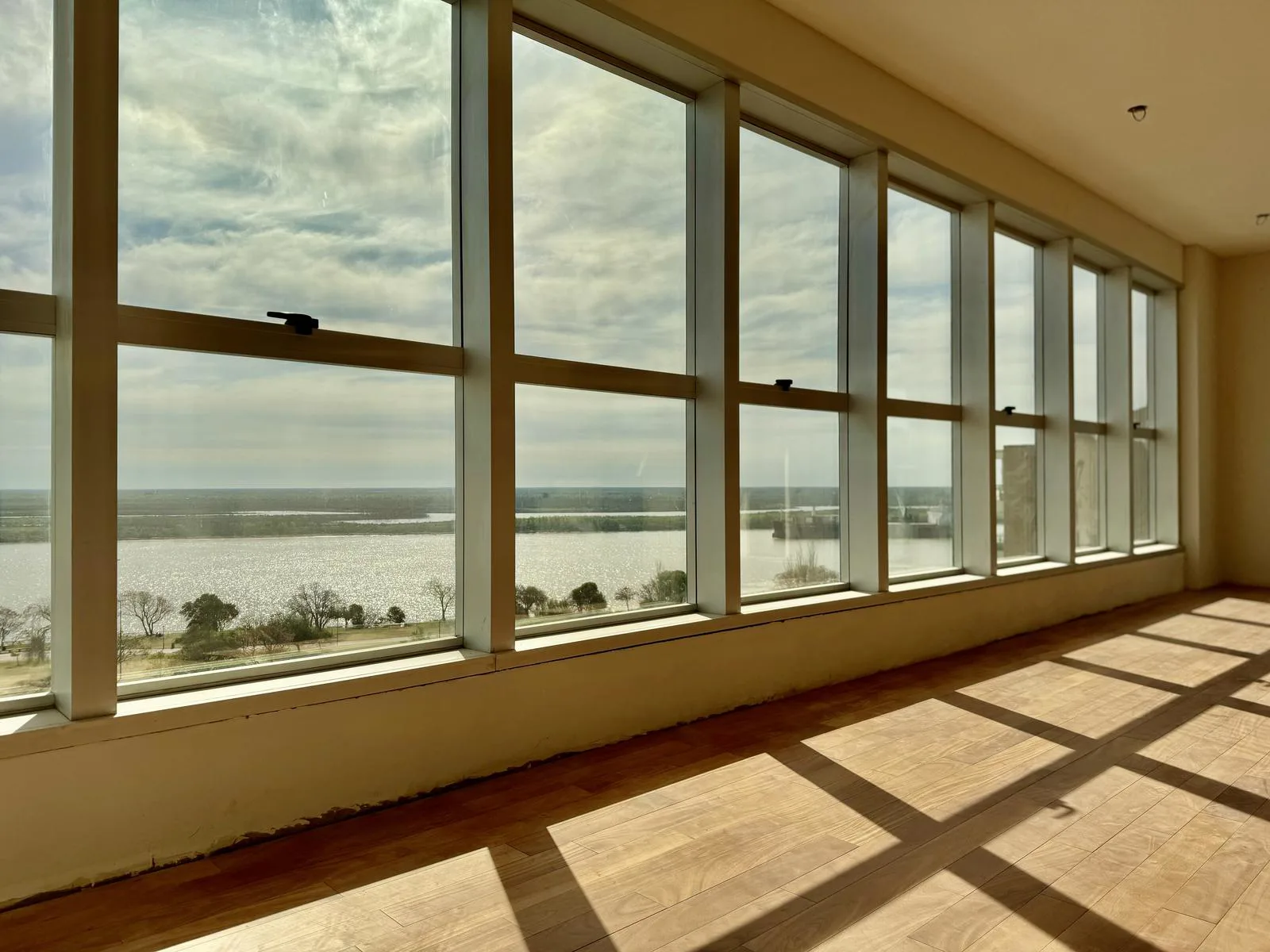 Moreno 100 Bis - Piso Exclusivo de 3 dormitorios en  venta con vista al Rio foto 3