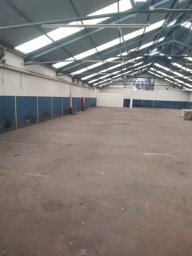 Local en dos plantas sobre Av. Directorio. 1300 m2 cubiertos aprox. En perfectas condiciones Oficinas y baños.