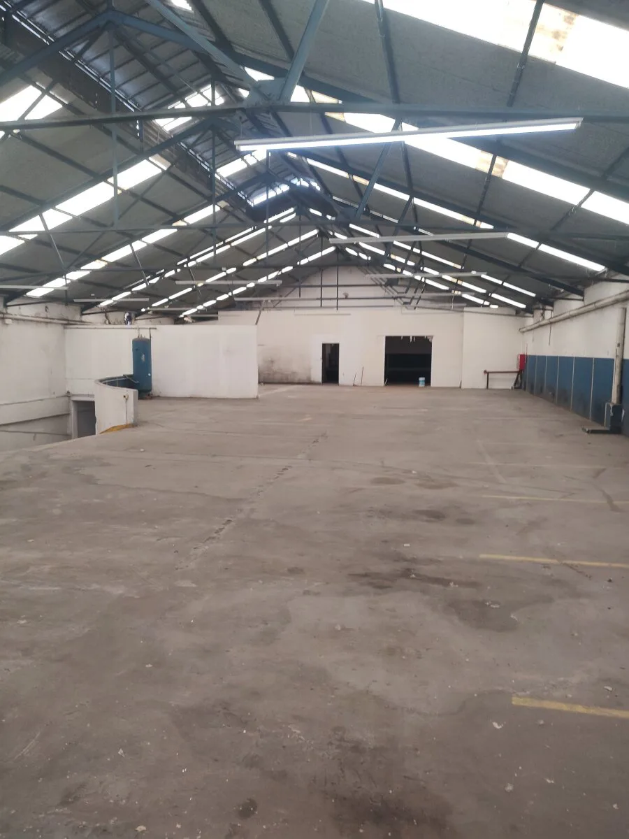 Local en dos plantas sobre Av. Directorio. 1300 m2 cubiertos aprox. En perfectas condiciones Oficinas y baños. foto 2