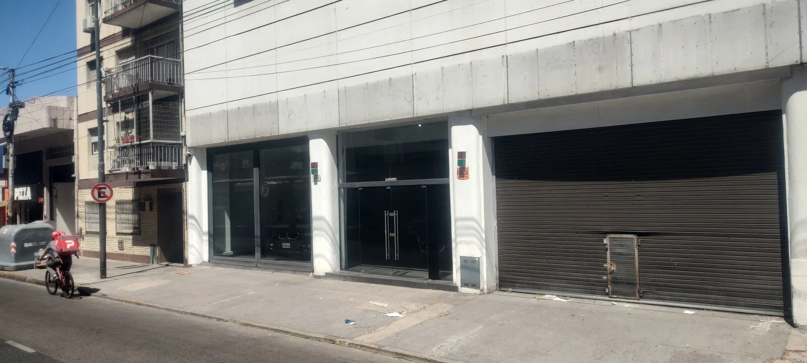 Local en dos plantas sobre Av. Directorio. 1300 m2 cubiertos aprox. En perfectas condiciones Oficinas y baños. foto 3